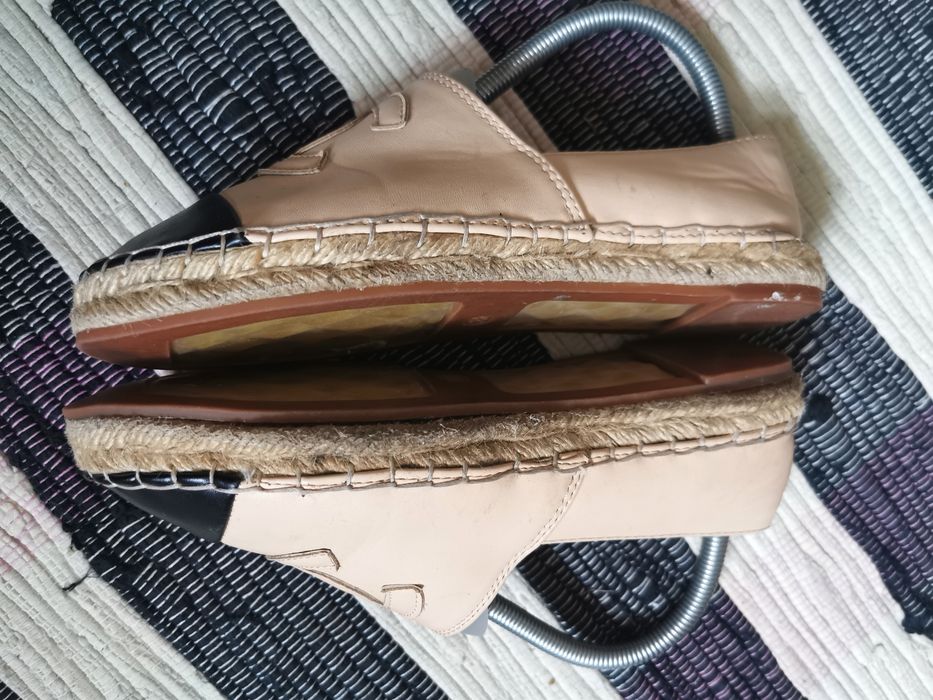 CHANEL kultowe espadryle skórzane