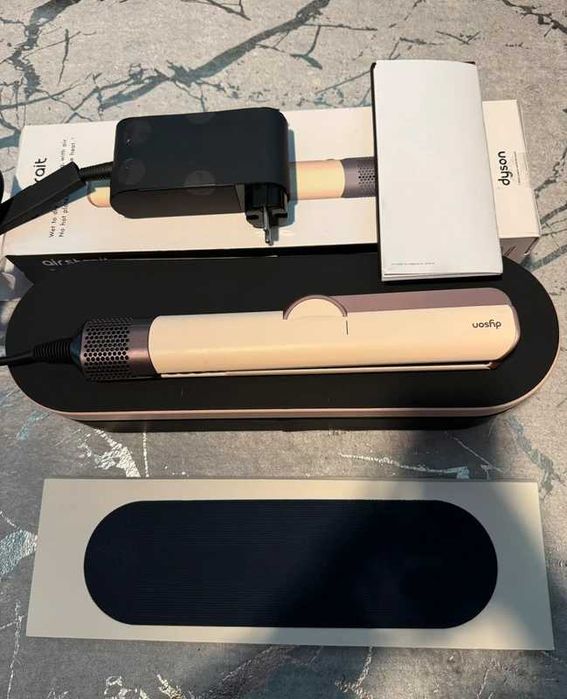 Zupełnie nowa prostownica do włosów AirStrait Prezent