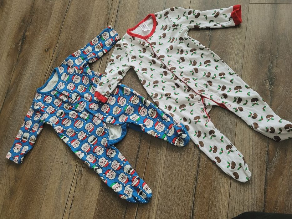 Pajacyk 6-9mc świąteczne wzory zapinany na napy niebieski bialy