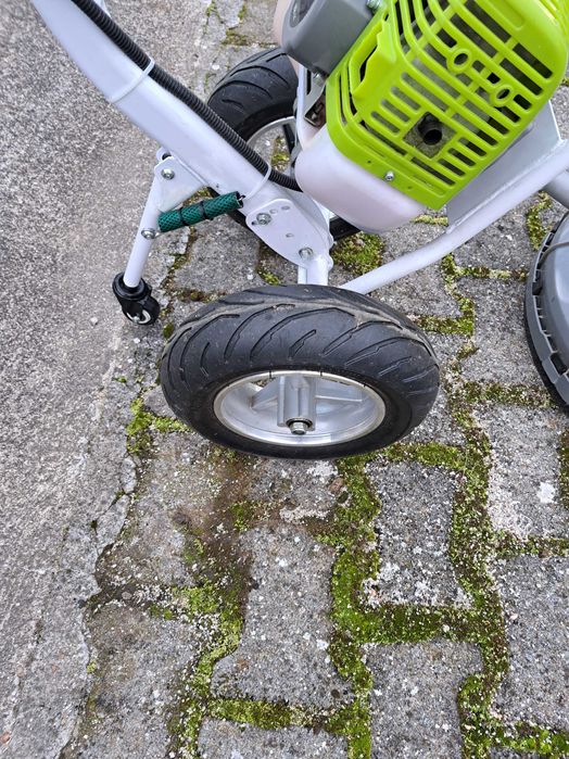 Moto roçadora com rodas, marca Vito, em estado de novo.