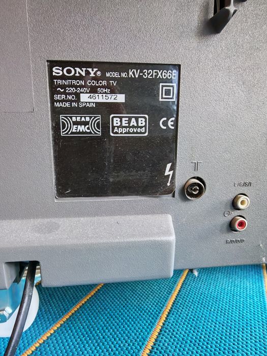 Sony Trinitron KV-32FX66E 32" + Móvel Original | Excelente para Retrogaming