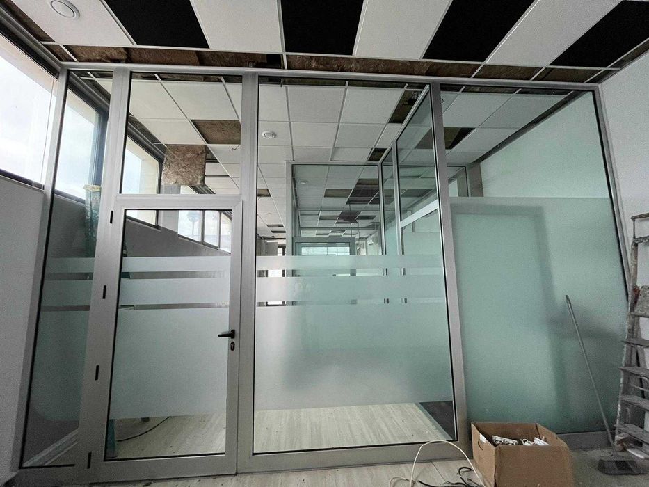 Divisórias em Alumínio natural e vidros 6 gabinetes