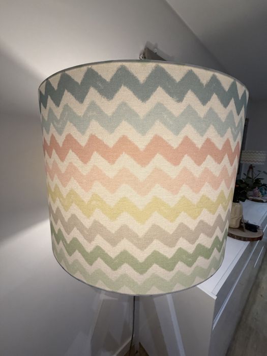 Candeeiro de pé com abajur em tecido