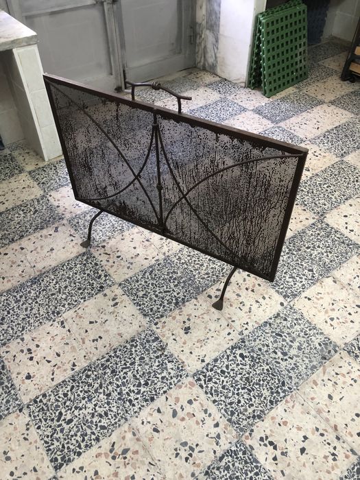 Frente de lareira em ferro forjado bastante grande