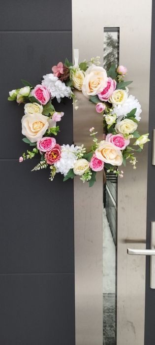 Wiosenny wianek na drzwi 45 cm róże