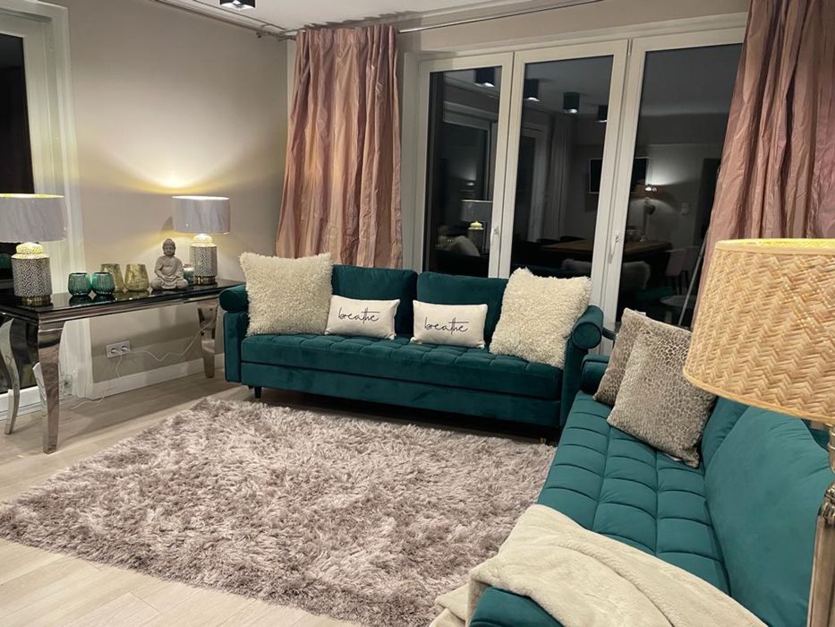 kanapa sofa wersalka zielona ciemnozielona butelkowa zieleń dekoracja