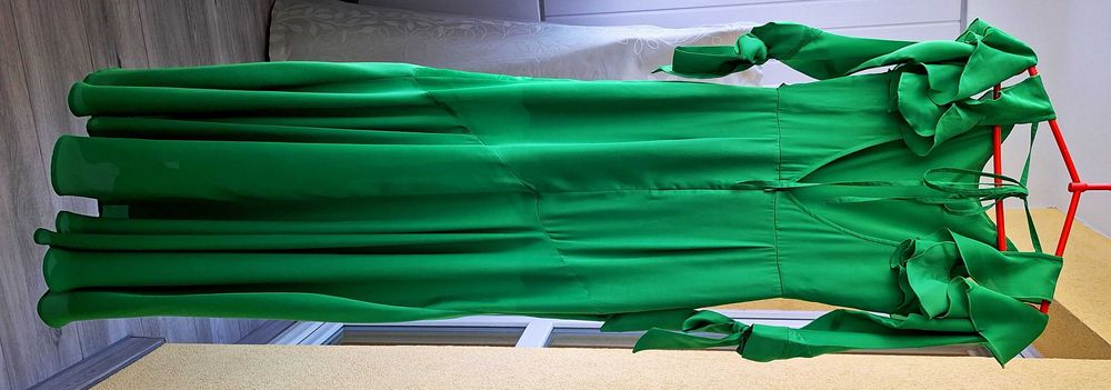 Satynowa asymetryczna zielona długa sukienka cold shoulder ASOS