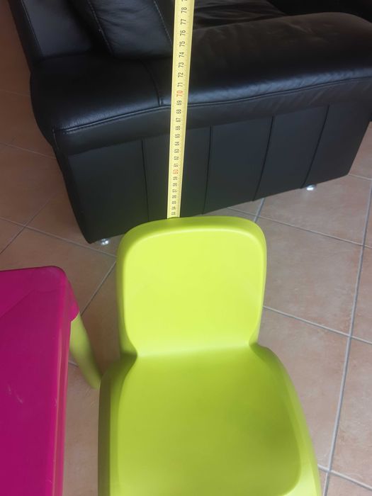 Cadeira e mesa em plástico para criança.