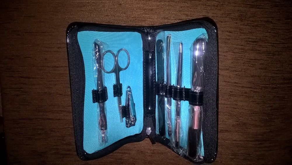 Zestaw do manicure i makijażu nowy sprzedam