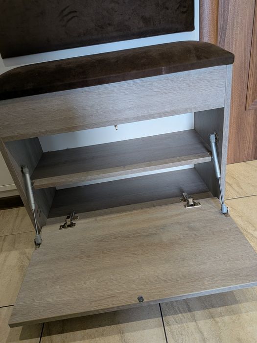 Komplet mebli do przedpokoju.