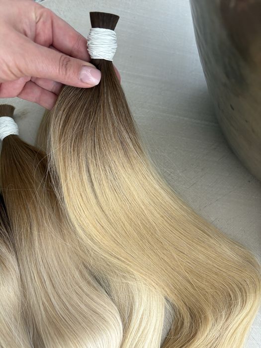 Włosy blond ombre grube końce.