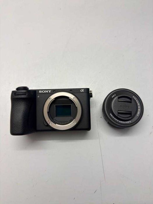 Sony Alpha A6700 + objetivo de 16-50 mm.