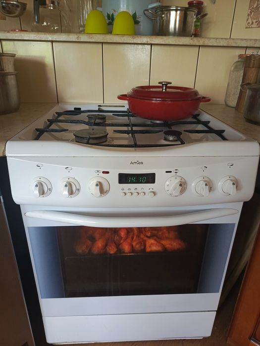 Kuchnia gazowo-elektryczna Amica o szerokości 60 cm.