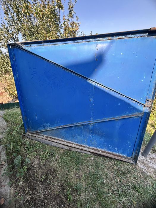 Ворота в двір,відкриваються