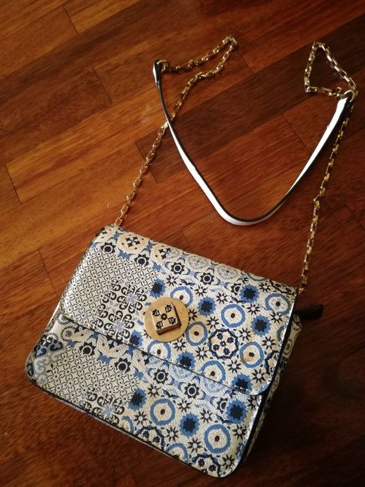 Mala  de mulher com alça para levar ao ombro