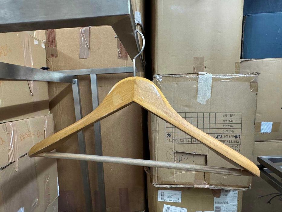 Cabides de madeira, de metal e mistos