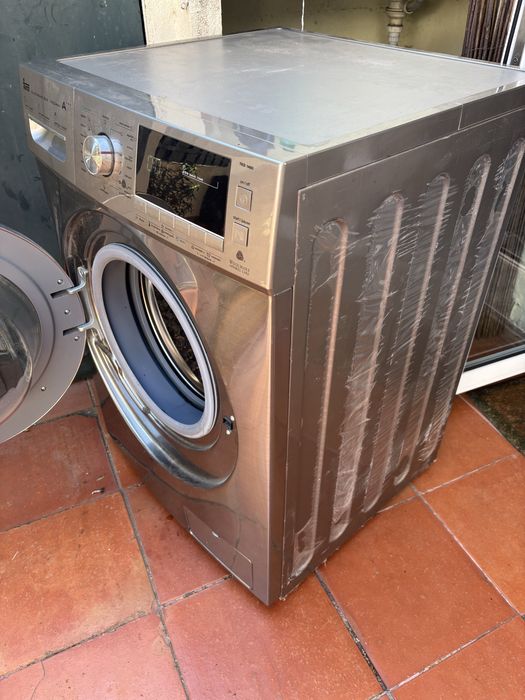 Máquina de lavar a roupa cinzenta, marca Teka
