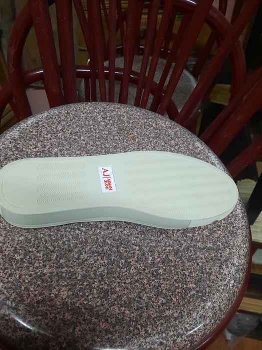 Lote de peles solas moveis entre  outros  artigos