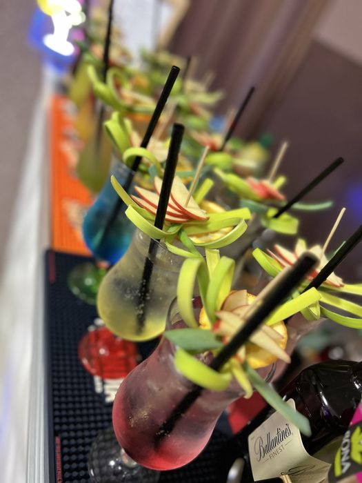 Barman na wesele , koktajl bar , drink bar