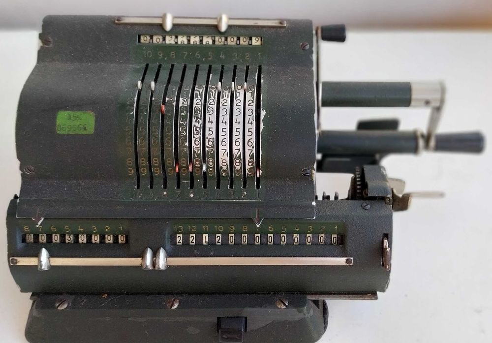 máquina de calcular antiga, de manivela