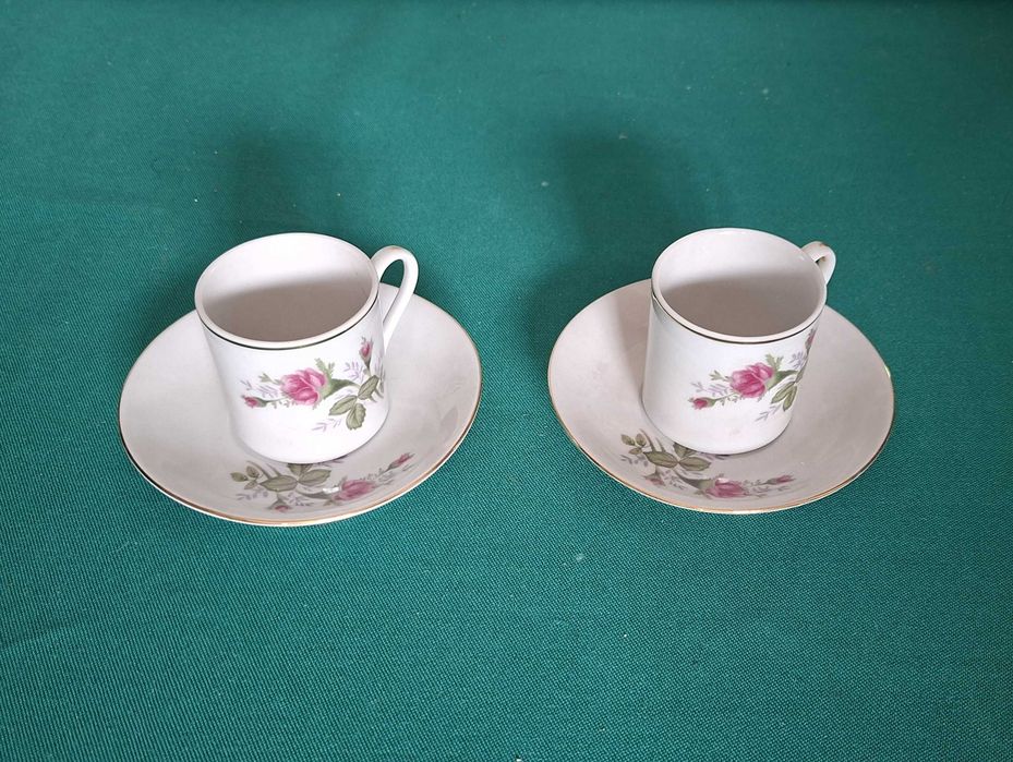 Duas Chávenas de café orientais antigas, com rosas