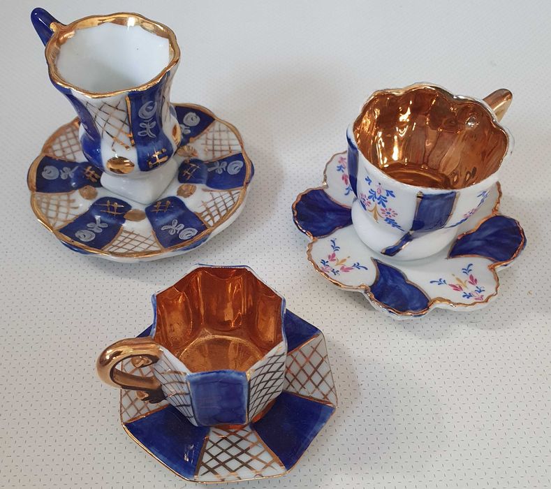 3 pequenas chávenas em porcelana, pintadas à mão - vintage
