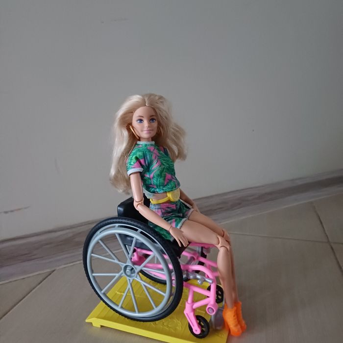 Lalka Barbie na wózku inwalidzkim