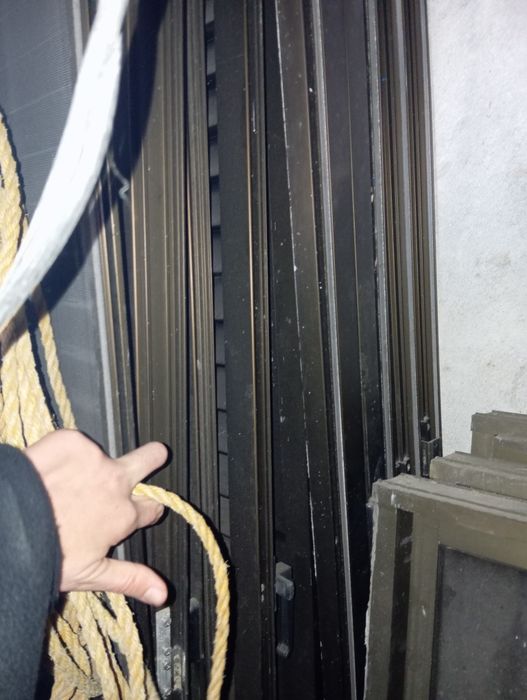 Janelas de alumínio castanho vidro simples