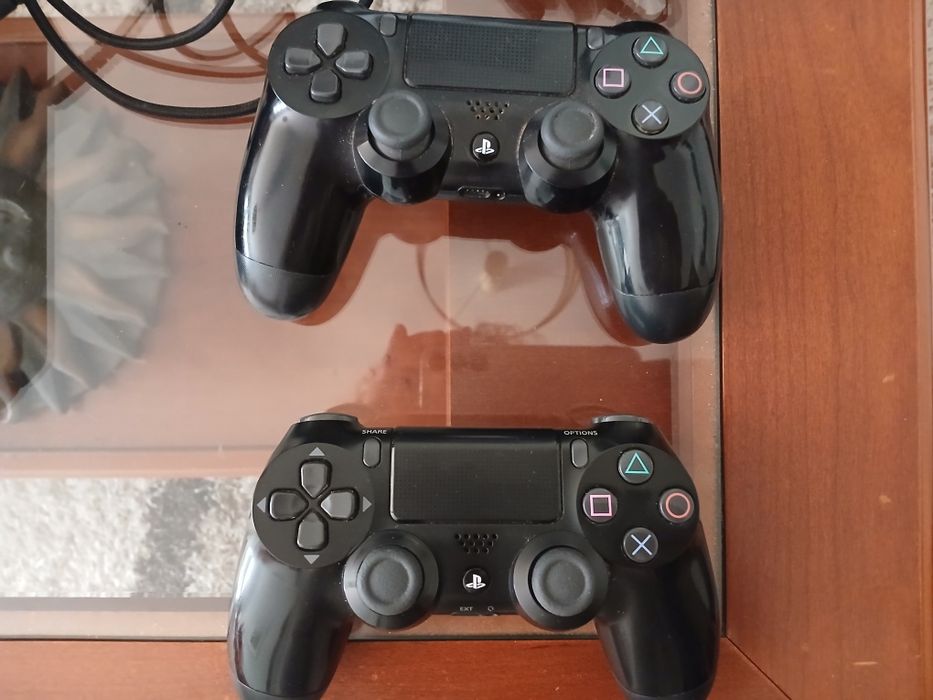 Playstation 4 com 10 jogos e 2 comandos