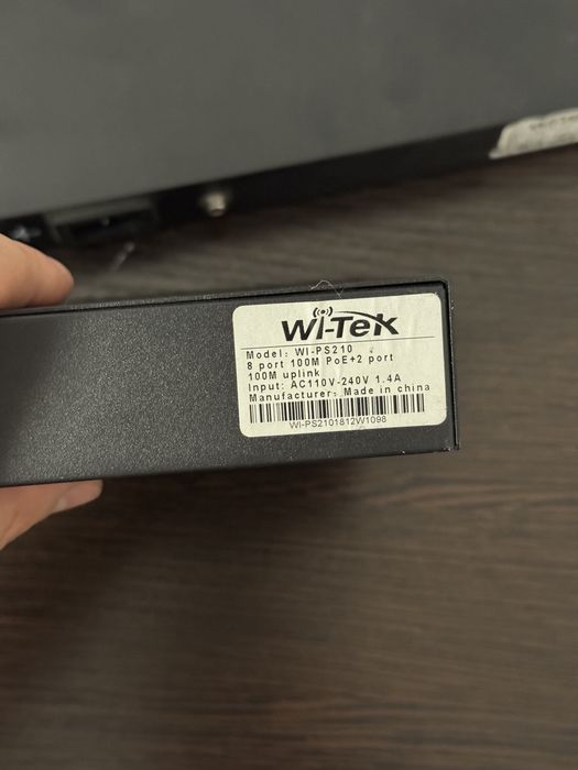 Два PoE комутатори 8-портові