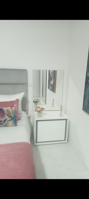 Cabeceira estofada em cinza veludo com espelhos nas laterais e espelho