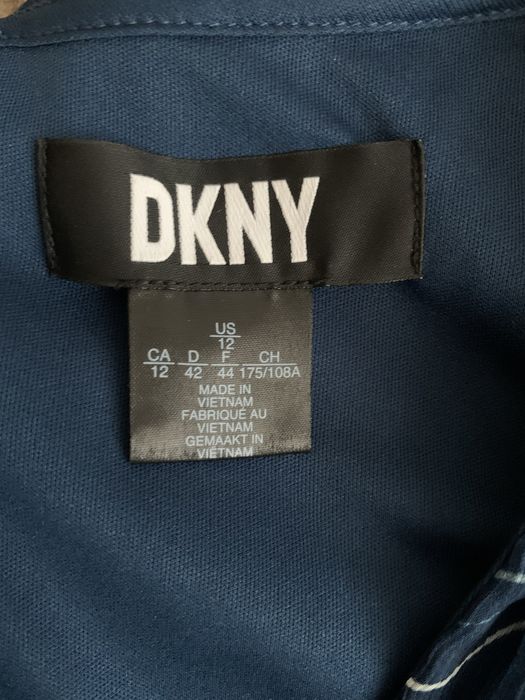 Sukienka midi z dekoltem kopertowym i paskiem DKNY 42