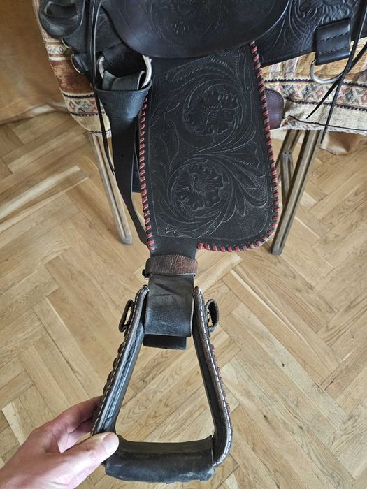 Czarne Siodło Westernowe – Piękne Tłoczenia, Dobry Stan