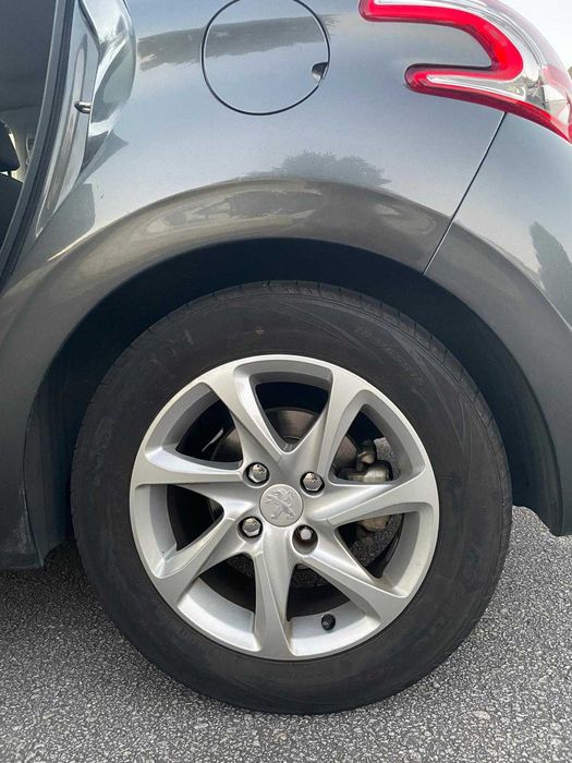 Peugeot 208 2012