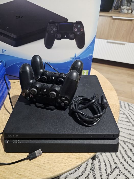 PlayStation 4 (PS4) 1TB – 2 pady + gry