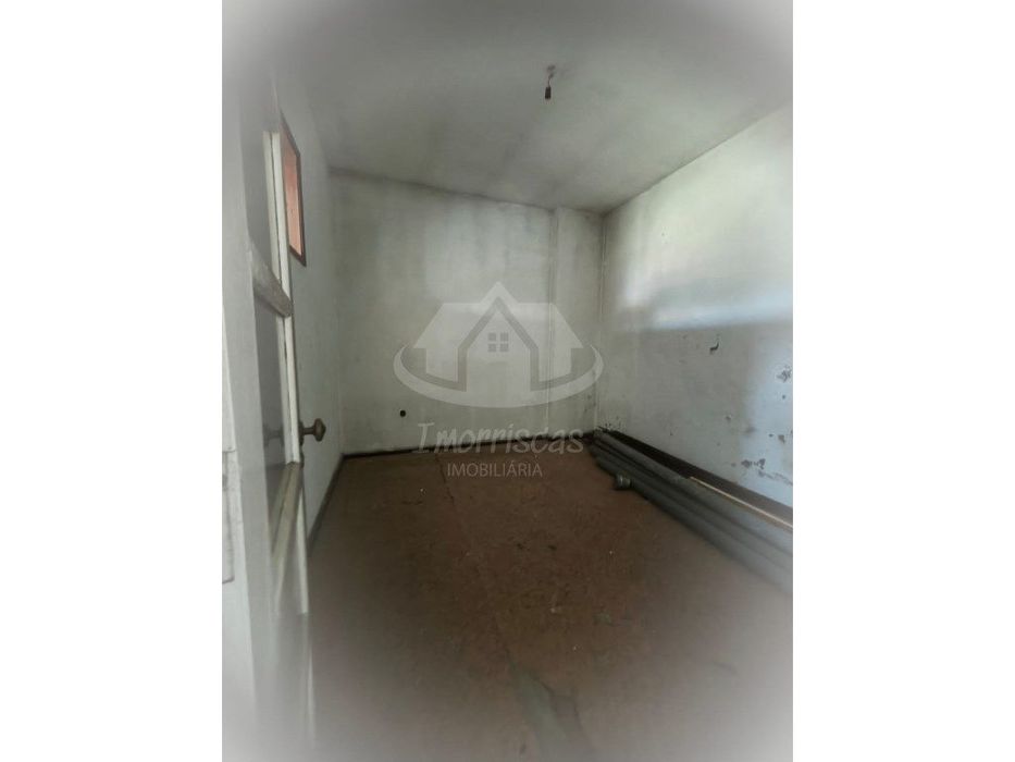 Prédio de 2 pisos para remodelação no Bairro de São João em Camarate