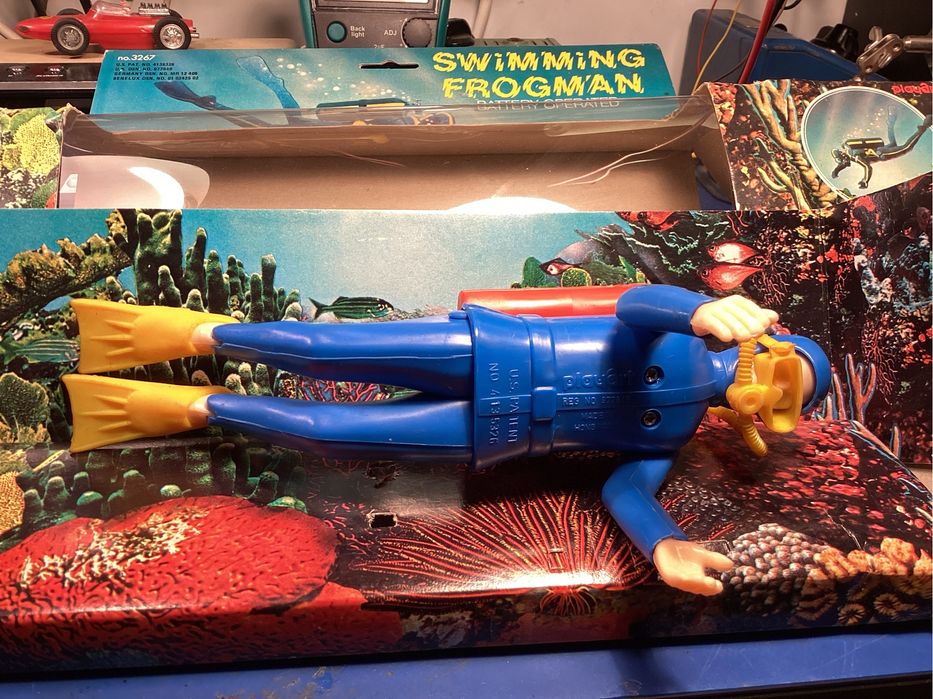 Mergulhador Frogman Playart toys brinquedo que nada com pilha