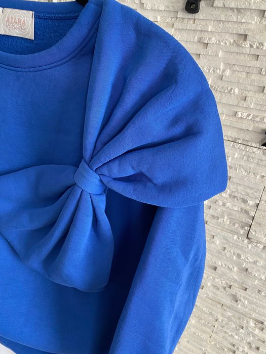 Azara mięsista bluza z dużą kokardą 3D chabrowa