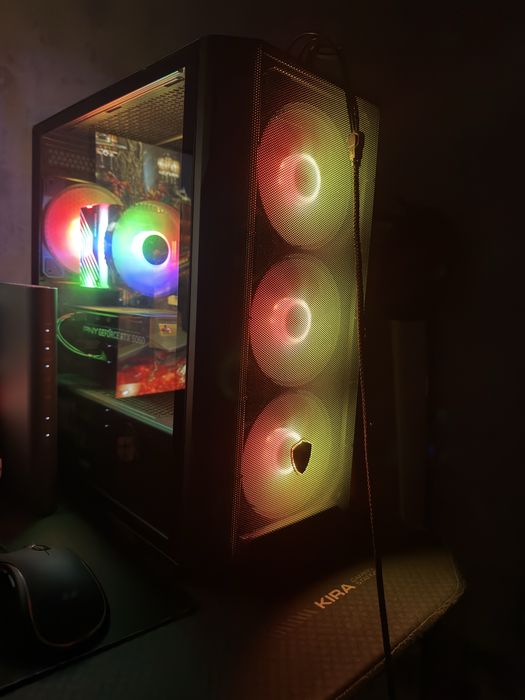 Pc gamer com monitor, teclado e rato