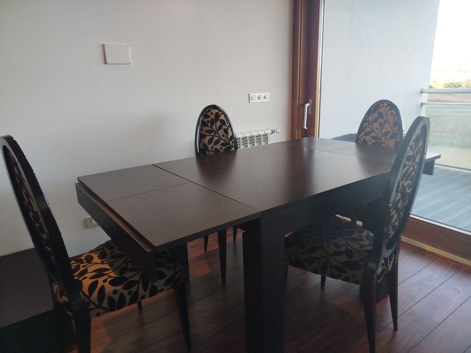 Mesa de jantar com mesa extensível acompanhado de  cadeiras
