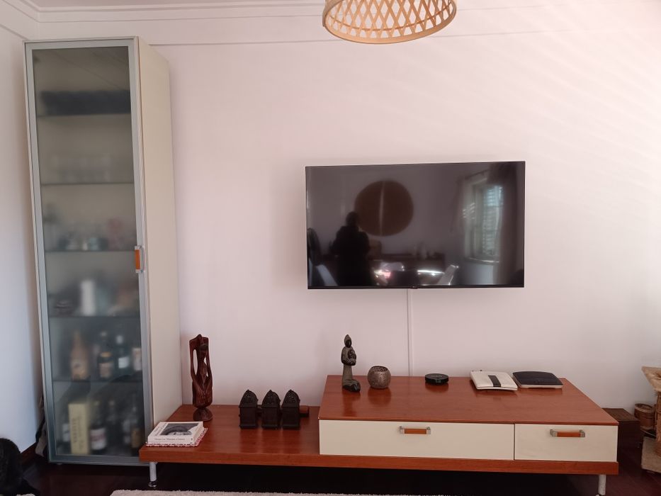 Móvel de sala  composto por duas gavetas e um móvel alto