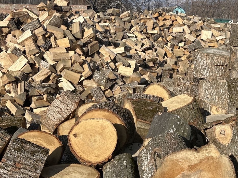 Складені дрова дуб граб ясен рубані та метрові