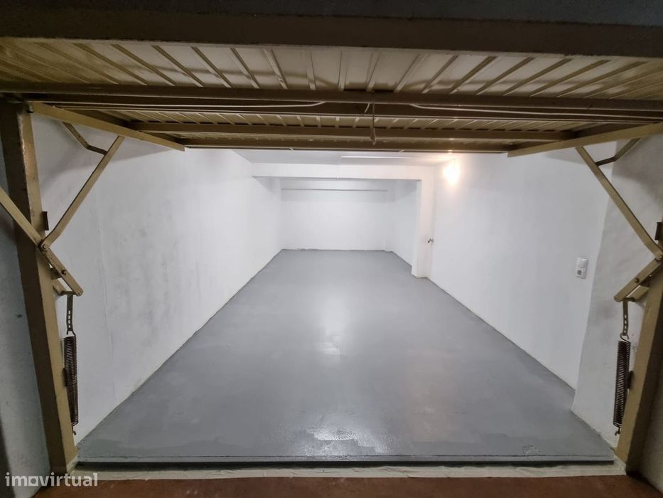 Garagem Fechada (Box) na Av. Afonso Henriques – c/ Água e Luz