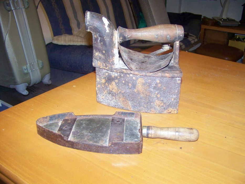 ferro de passar a roupa a carvão (base não disponivel)