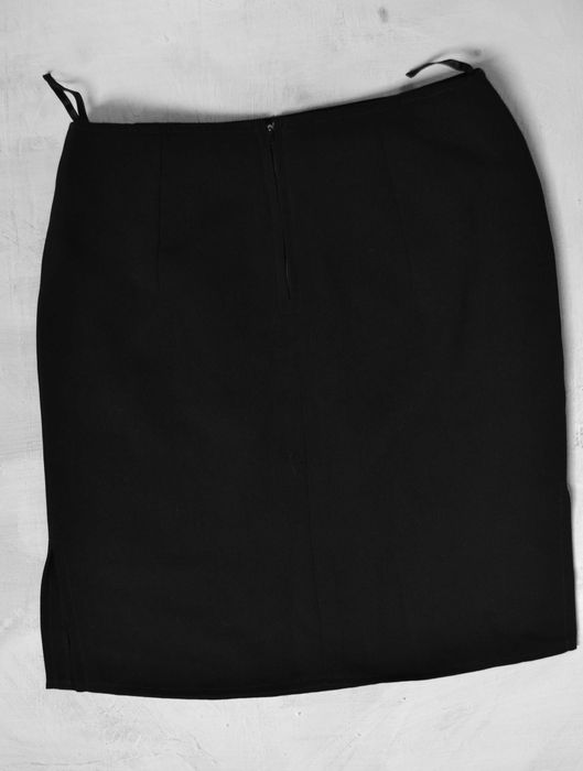 czarna spódnica do kolan elegancka