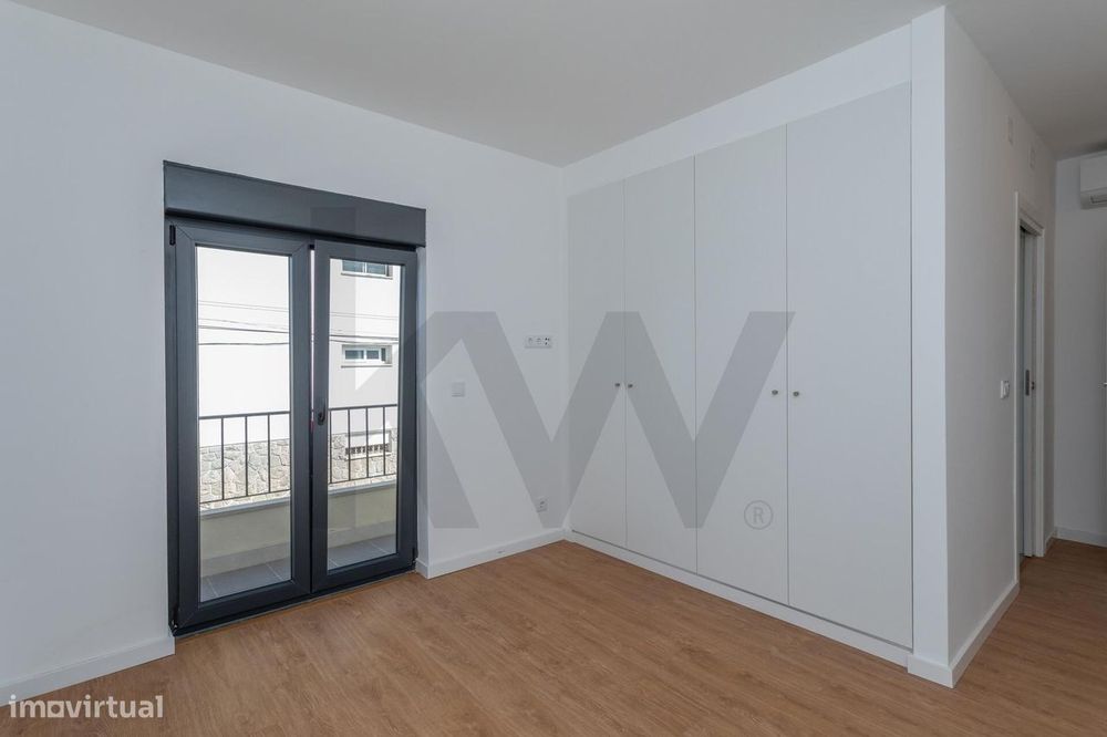 Charmosa Moradia T5 com Jardim Totalmente Remodelada -  Sassoeiros, Ca