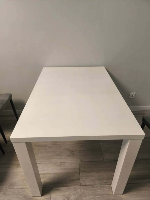 Biały lakierowany stół do salonu