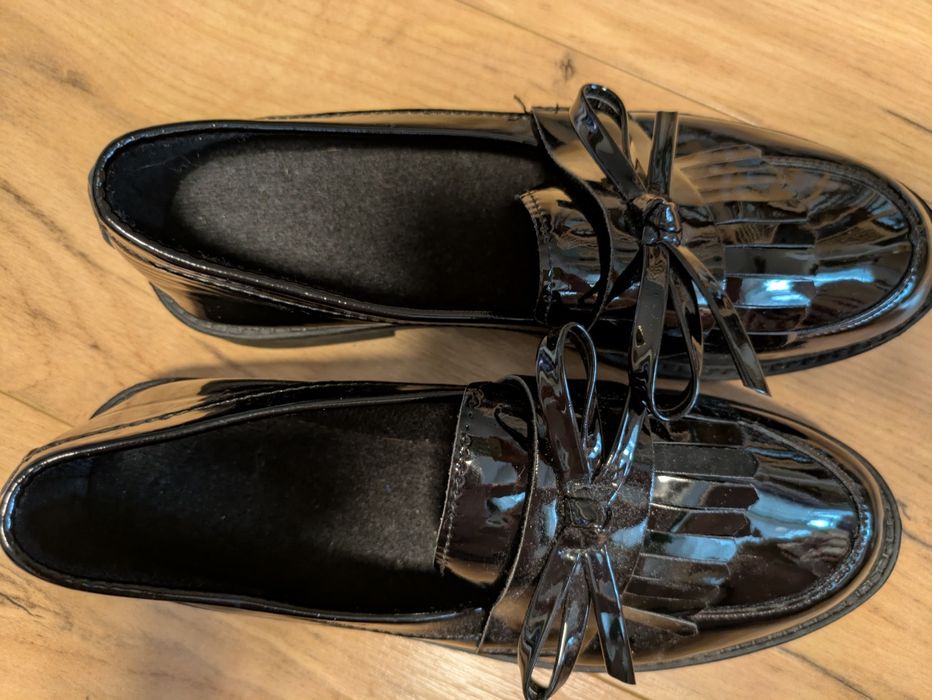 Sprzedam czarne lakierowane mokasyny dziewczęce - użyte 1 raz
