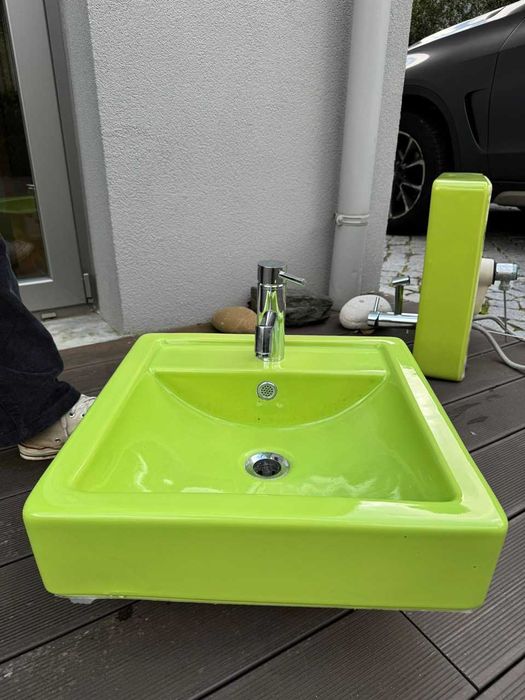 Lavatórios verdes como novos com torneiras Sanidusa- junto ou separado