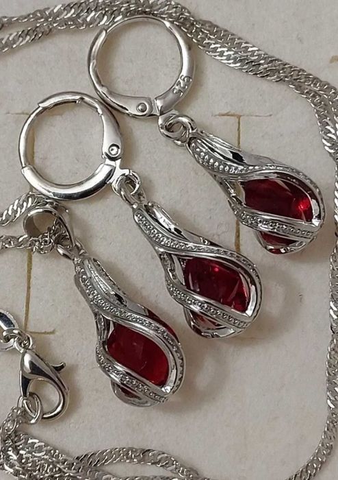 Srebrny komplet biżuterii z czerwonym oczkiem